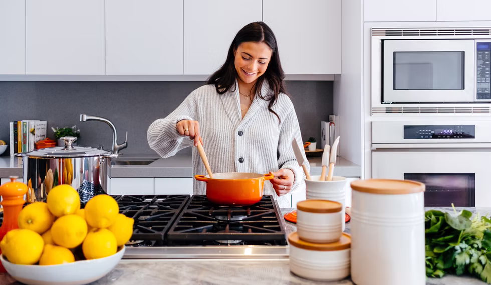 Binge Eating Treatment at In good Nutrition, Woman Cooking In the kitchen.